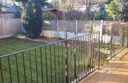 Luxury London House Sleeps x 16, Free Parking, Free Wifi, Garden Patio, Close to tube line easy access to Central London - Foto 19