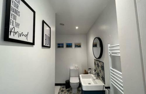 Orchard Lodge-Coastal Retreat, newly built hideaway with village views and private terrace - Foto 24