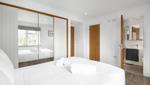 Spacious 4 Bedroom Home, Prime Location, Parking - Foto 4, towels, wardrobe