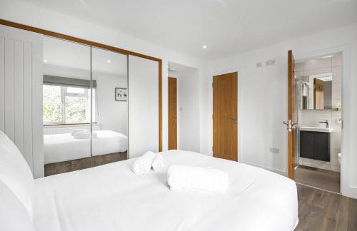 Spacious 4 Bedroom Home, Prime Location, Parking - Photo 4