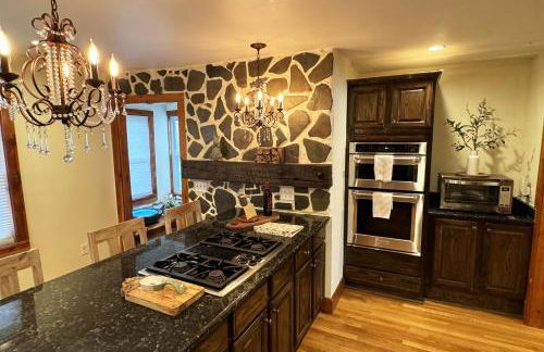 Large, Comfortable & Conveniently located Home - Foto 17