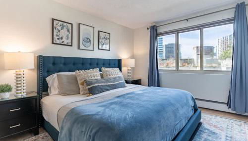 Vibrant Downtown, King Bed, Work Desk & Kitchen - Photo 2