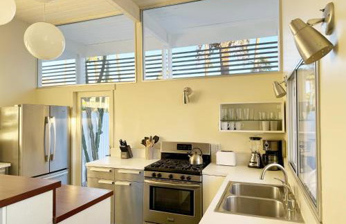 Retro Rendezvous Pool and Spa MidCentury Modern Home - Foto 65