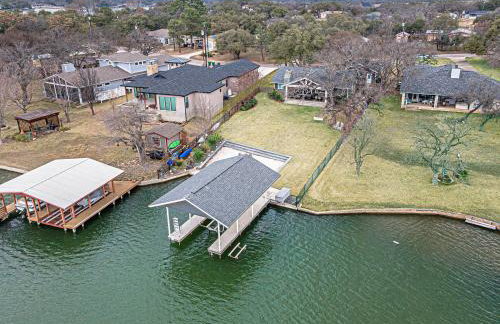 Lakefront Family Home for 12 w Picturesque Views & Patio - Foto 46