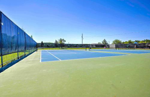 Lakefront Poconos Family Home with Pool Access - Foto 43