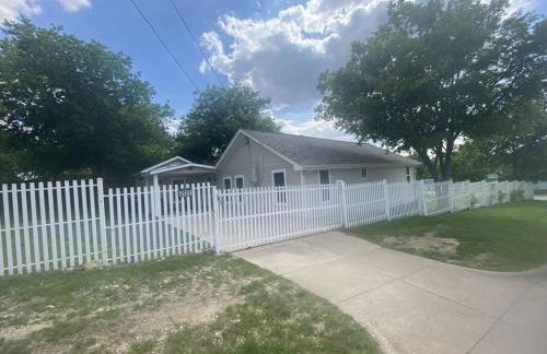 StockYards! Less than 4 minutes-Sleeps 8-Lee House - Foto 19