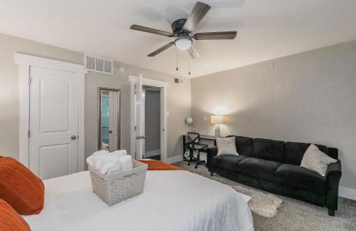 Cozy 2BR Farmhouse Apt - Sleeps 8 - FREE Parking! - Photo 20