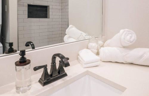 Quiet Creekside Walk to Downtown - Foto 18