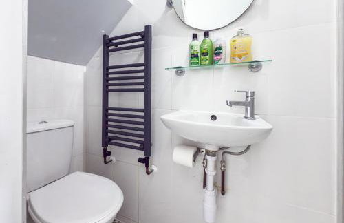 4BR Family Home, Garden, WiFi, 5mins to Elisabeth Line & 10min to Stratford - Foto 29