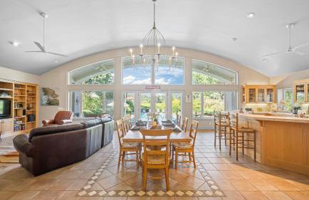 Vineyard Estate w Pool Spa Bocce Ball Mins to Wineries Park Lawndale Manor by AvantStay - Foto 5