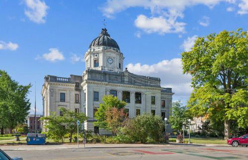Rustic-Industrial Loft with Courthouse Views apts - Photo 8
