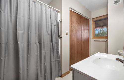 Loft Wood Stove Fire Pit Grill & Deck on Creek - Foto 21