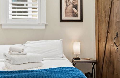 Charming Home in the Highlands W Private Backyard - Foto 22