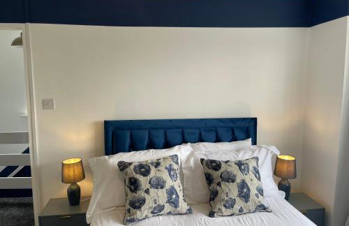 Stylish 3 bed house, private parking , with conservatory, close to KFC, McDonalds, ALDI and ASDA - Photo 8