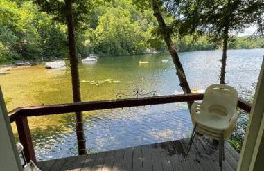 Berta's Lake Front Cottage on Winona Lake! - Foto 1