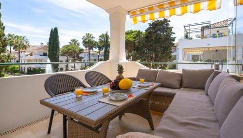 Elegant Marbella Apartment, 5-Pool Oasis, Sunlit Terrace, Garage - Photo 2