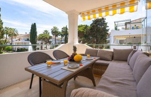 Elegant Marbella Apartment, 5-Pool Oasis, Sunlit Terrace, Garage - Photo 2