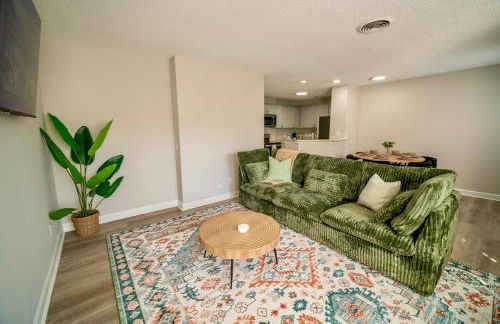 Uptown LUXE Retreat with Parking & Walk to City Center - Foto 7