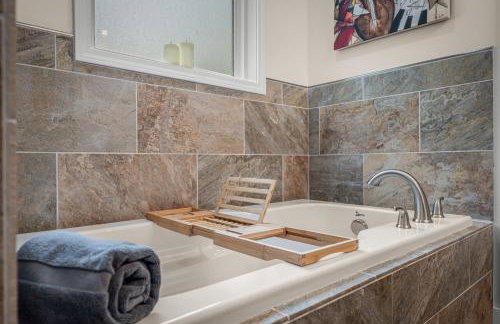 Melody Ridge Downtown with Fast WiFi, King Suite, Soaking Tub - Foto 14