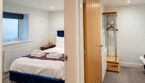 Town Centre Duplex 4 - Photo 2, towels, wardrobe