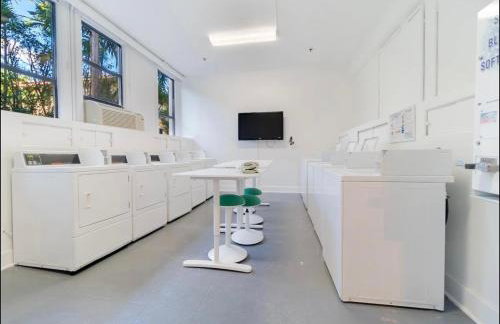 King Bed Mermaid suite - heart of Palm Beach, free parking included - Photo 18