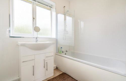 Stylish & Comfortable 3BR Spacious Home with Parking - Foto 26