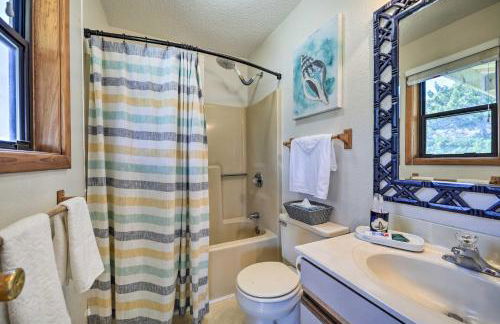 Walk to Bay and Boat Launch Beach House in Avon - Foto 16