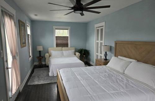 Luxury Downtown Cedar Falls Retreat - Pool Table - Outdoor Dining - Sleeps 12 - Foto 5