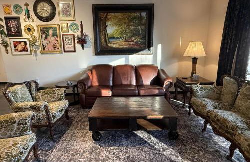 Stylish South Hill Retreat Queen Bed and Sofa Sleeper Full Kitchen Free Parking - Foto 25