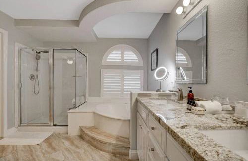 Beautiful 5BR w/King Beds, Pool & Hot Tub, Games - Photo 29