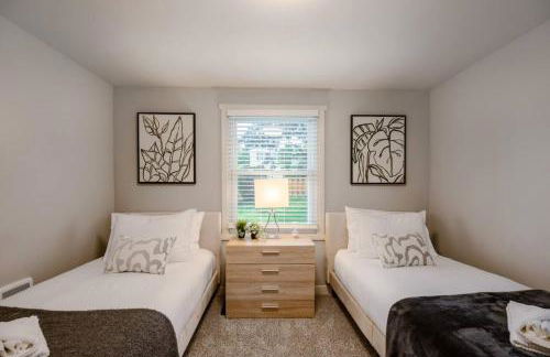 Chic 3BR 2BA Duplex w Serene View BBQ near airport - Foto 5