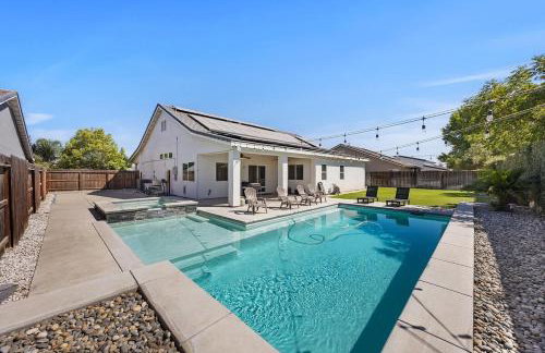 Spacious Home with Private Pool - Photo 68