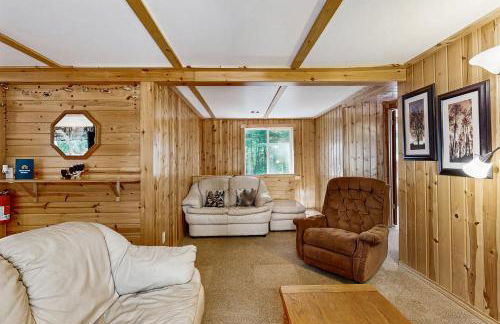 Quaint Lake Escape - Photo 6