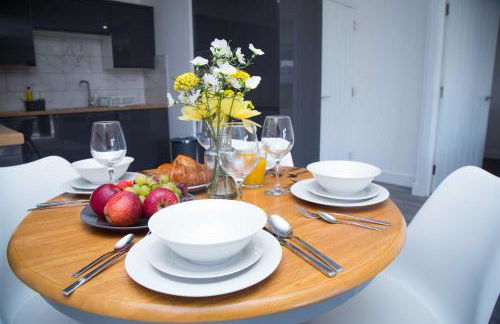 Bridge Court by Sterling Edge Apartments - Luxury Aparthotel - Stylish 1-bed Apartments - Balcony with Canal View or Private Garden - Free Parking - Foto 37