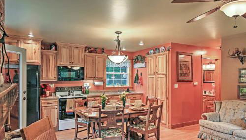 Secluded Birnamwood Cottage with Deck and River Views! - Foto 3