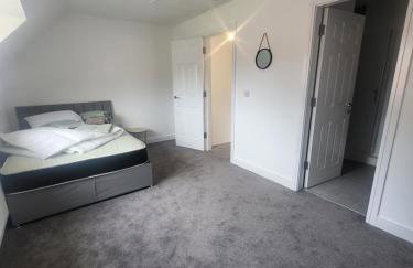 New Build 3-Bed in Rotherham Fast WiFi, Garden & Driveway - Foto 12