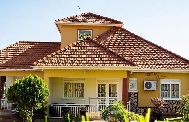 Captivating 3-bed Villa - Photo 1