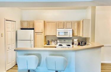 Coastal Condo with pool, minutes from beach - Foto 14