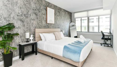 Urban 2BR Oasis with Scenic Rooftop and Gym - Foto 3