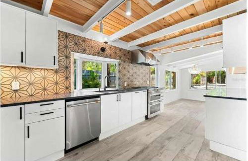 Blue Lagoon Hideaway 3BR Coastal Chic Retreat - Photo 23