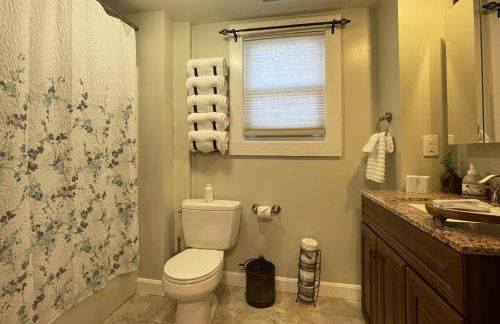 Large, Comfortable & Conveniently located Home - Foto 35