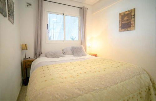 Spacious ground floor apartment overlooking the beautiful communal pool - Foto 32