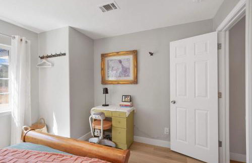 Hot Tub Fire Pit Pet Friendly Walk to Bell St - Foto 13