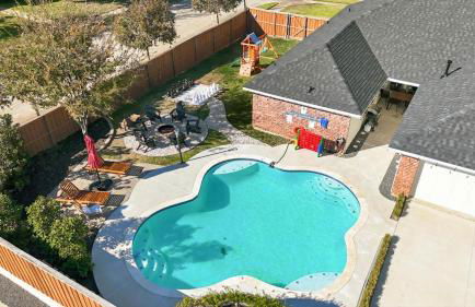 4-BD 2-BA with Backyard Pool Retreat + Game Room - Foto 45