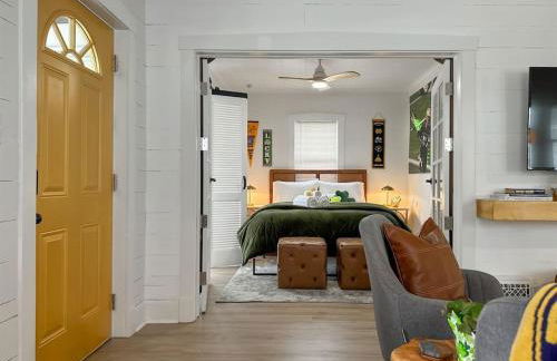 Step into School Spirit at the Golden Dome Getaway - Foto 46