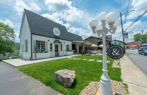 Charming Pet-Friendly Cottage Walkable to Town! - Foto 32