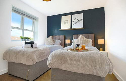 Grace House - Prime Location - Driveway Parking, Pool Table, Fast Wifi, Self Check-In and Smart TV with Sky TV and Netflix by Yoko Property - Photo 11