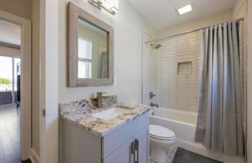 Luxury four-story Home with Rooftop views, 10min to Downtown! Sleeps 12! - Photo 21