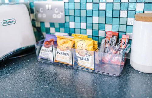 "Eastville Court Rhyl" by Greenstay Serviced Accommodation - A Cosy 2 Bedroom Bungalow with Parking, Dog Friendly, Close To Beaches, Shops & Restaurants - Ideal for Families, Friends, Couples & Business Travellers - Photo 16