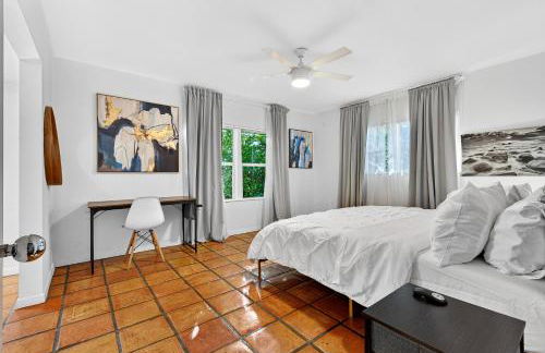 Sunny 2-Bedroom Miami Retreat with a Bright, Spacious Living Area & Relaxing Outdoor Seating - Foto 11